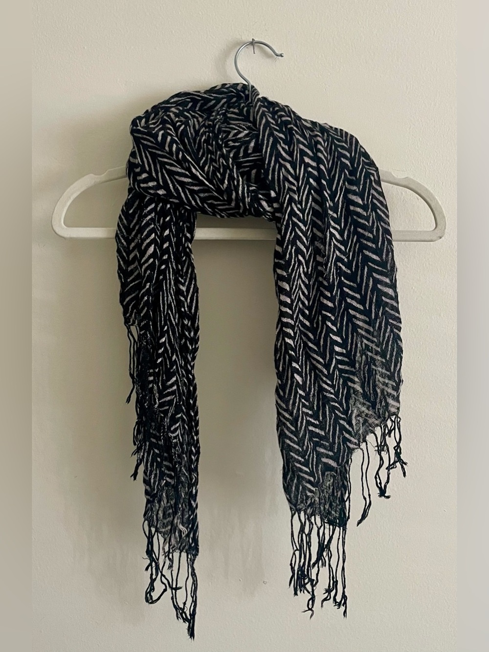 🦓 dELiA*s Black and White Chevron Fringe Scarf 🦓